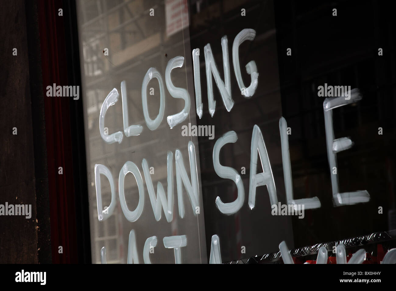 Shop mit Closing Down Verkaufsschild im Fenster Stockfoto