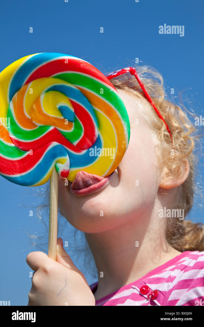 Mädchen mit riesigen Lollipop, London, UK Stockfoto Mädchen mit riesigen Lollipop, London, UK Stockfoto