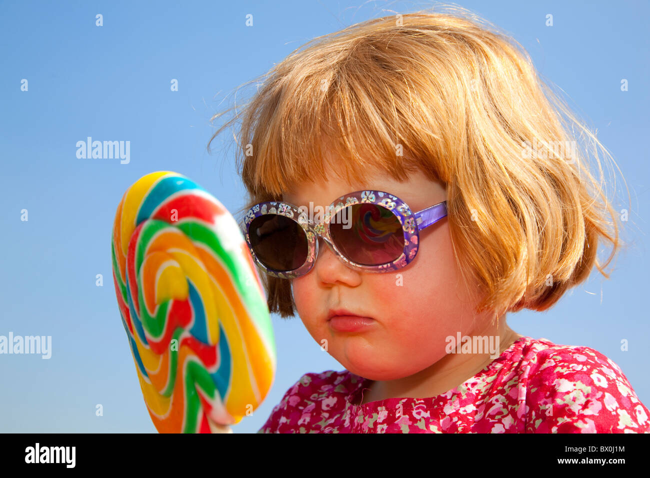 Mädchen mit riesigen Lollipop, London, UK Stockfoto Mädchen mit riesigen Lollipop, London, UK Stockfoto