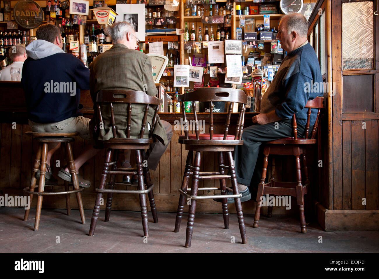 Männer trinken in traditionellen irischen Pub Cahersiveen, County Kerry, Irland Stockfoto