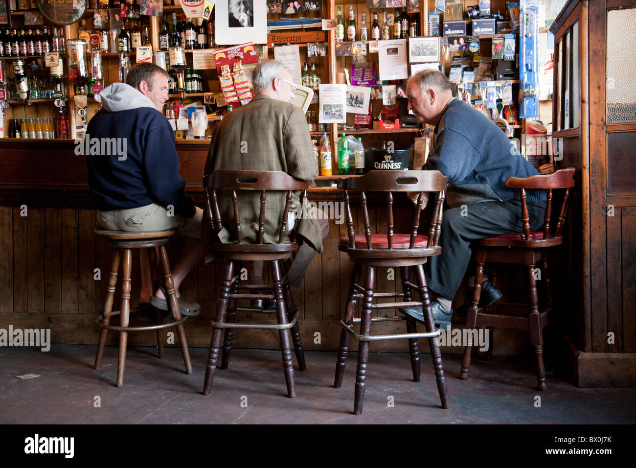 Männer trinken in traditionellen irischen Pub Cahersiveen, County Kerry, Irland Stockfoto