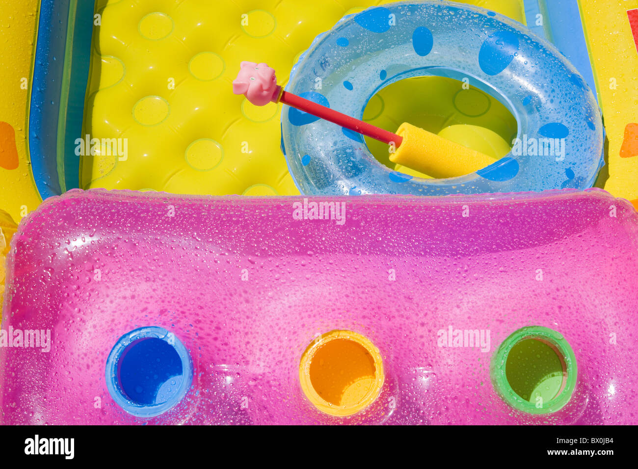 Komposition aus der Luft-Bett, Schwimmbad und Schwimmer mit frischen Farben und Wassertropfen Stockfoto