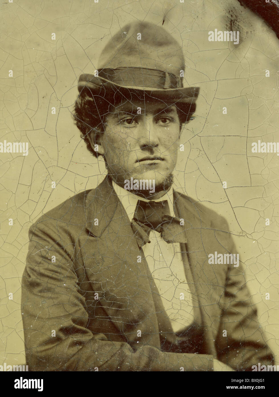 Mann mit Hipster Hut Jacke Vintage 1870s 1880s geknackt Krawatte Schleife schwarz / weiß Zinn Art Foto Mode Filz Hut Kopf tragen Stockfoto