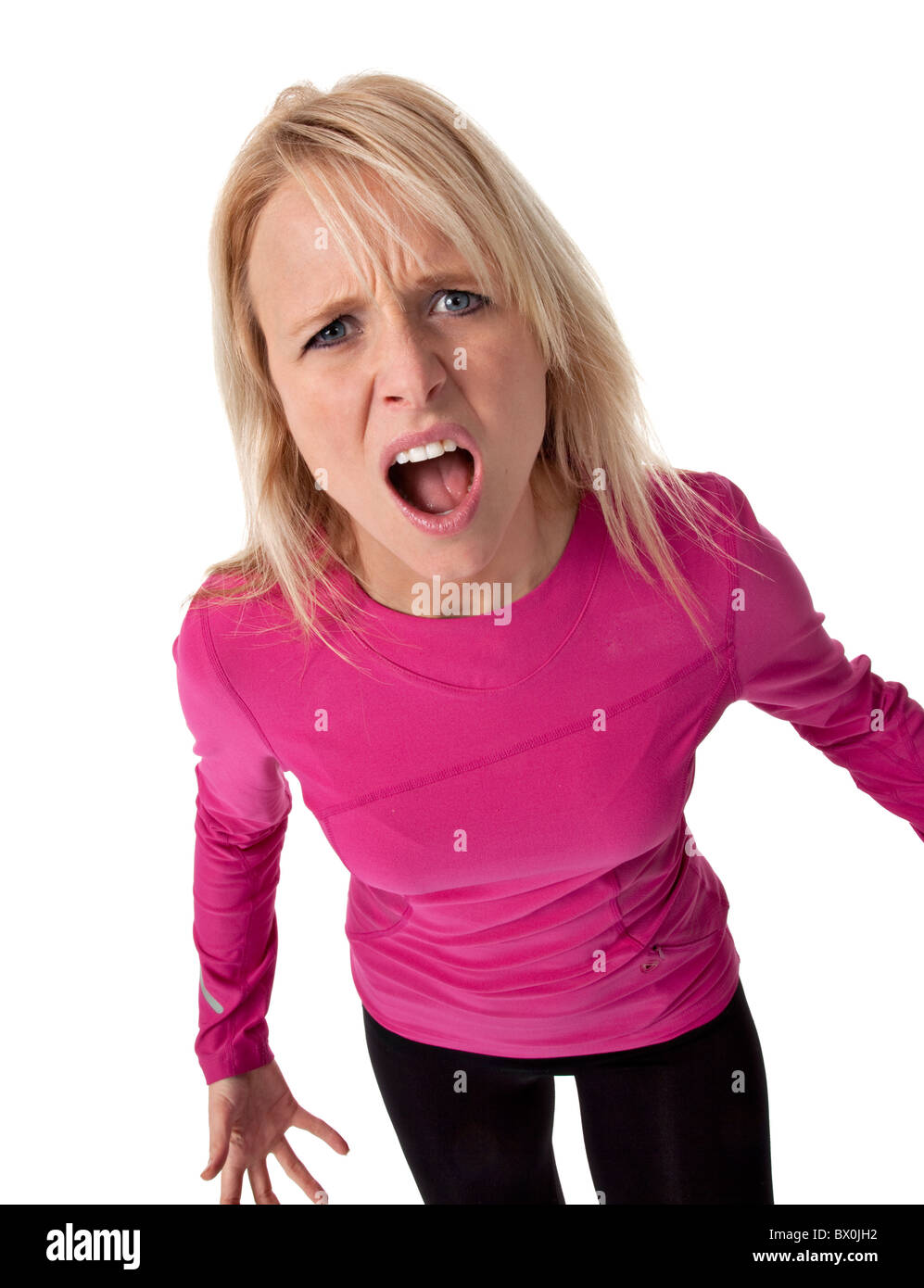 Studio Foto attraktive Erwachsene Frau mit Blick der Wut auf weißem Hintergrund. Stockfoto