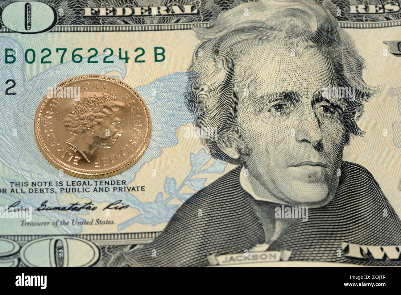 Ein Vereinigtes Königreich Gold Sovereign auf einer USA-zwanzig-Dollar-banknote Stockfoto