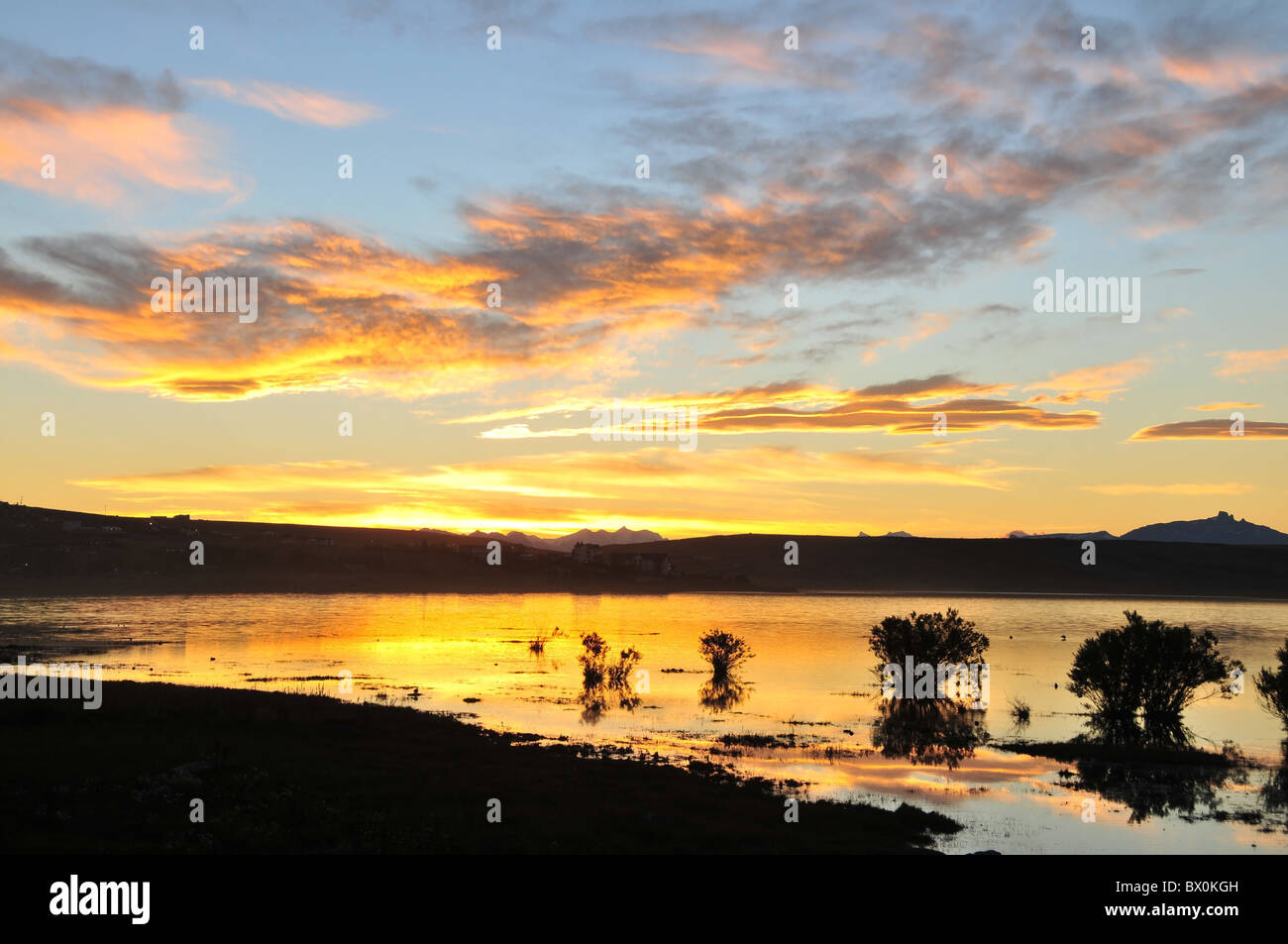 Rot orange Farben rot Anden Sonnenuntergang in den Gewässern von Bahia Redonda, Blick nach Westen in Richtung Anden, El Calafate, Patagonien Stockfoto