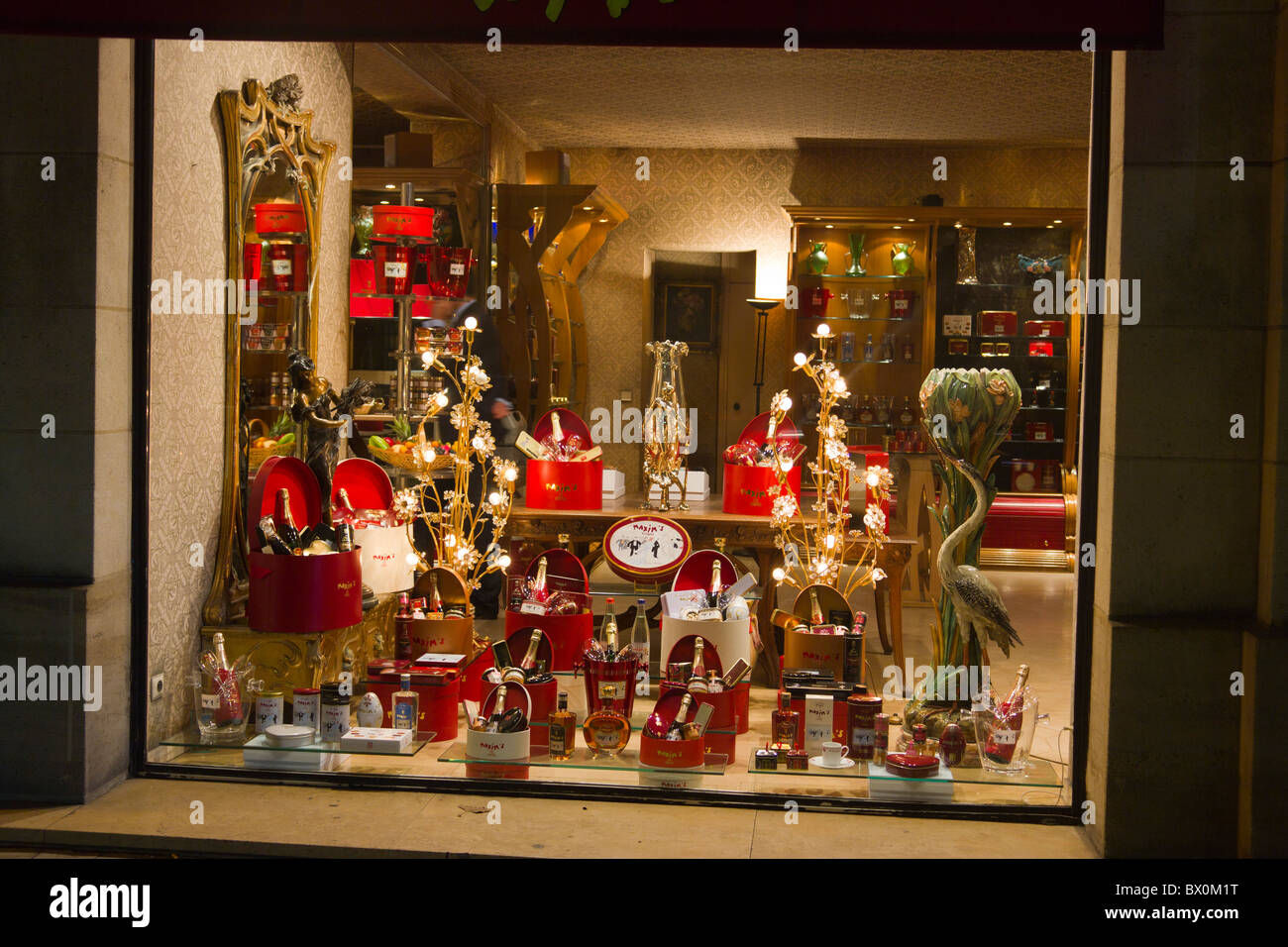 Maxim-Luxus-Shop mit Weihnachtsdekoration, rue Royale, Paris, Frankreich Stockfoto