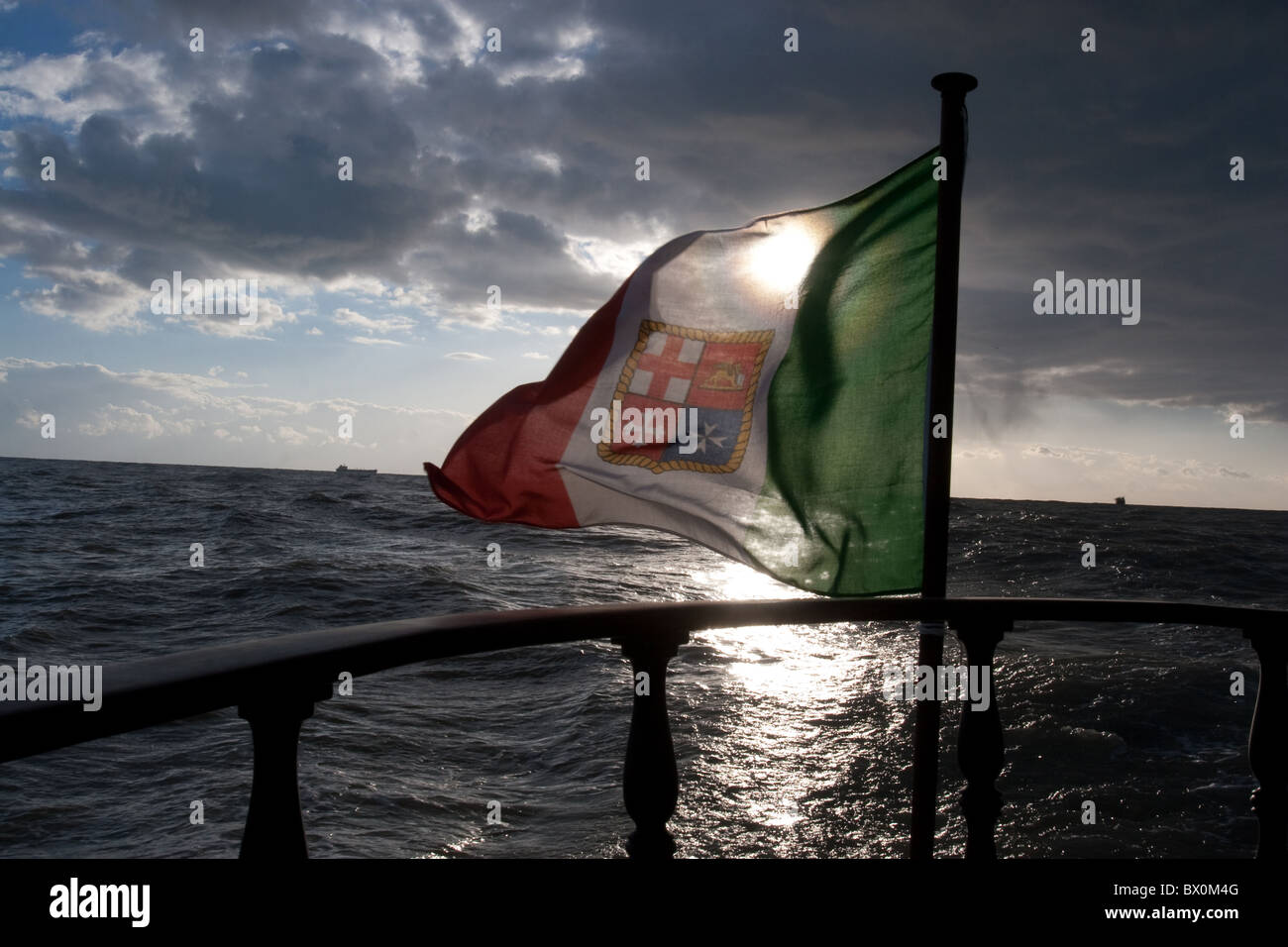 italienische Brise Fahne flattern ikonischen Sonnenschein Hintergrundbeleuchtung Hintergrundbeleuchtung Boote Boot marine Rom Italien Europa marine Marine Symbol Seewind Stockfoto