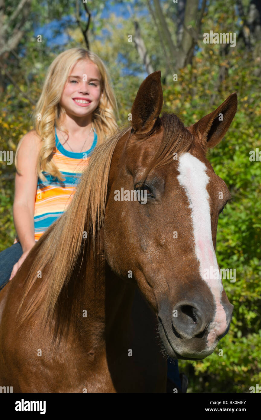 Hübsche Blonde Mädchen Auf Rotes Pferd Genießen Eine Fahrt Reiten 