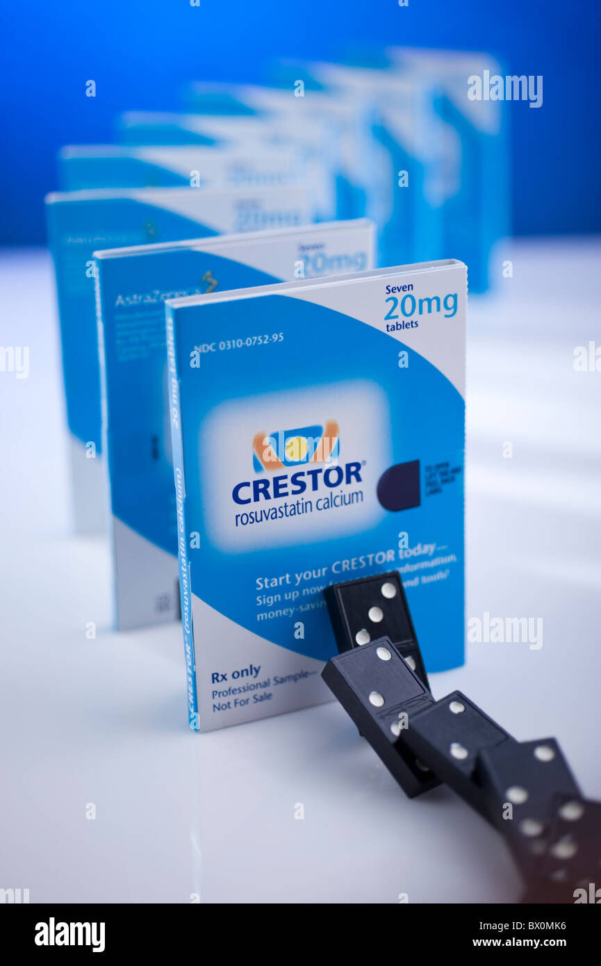 Musterpackungen von Crestor, Rosuvastatin Kalzium, Behandlung für zu hohe Cholesterinwerte, vor Dominosteine aufgereiht. Stockfoto