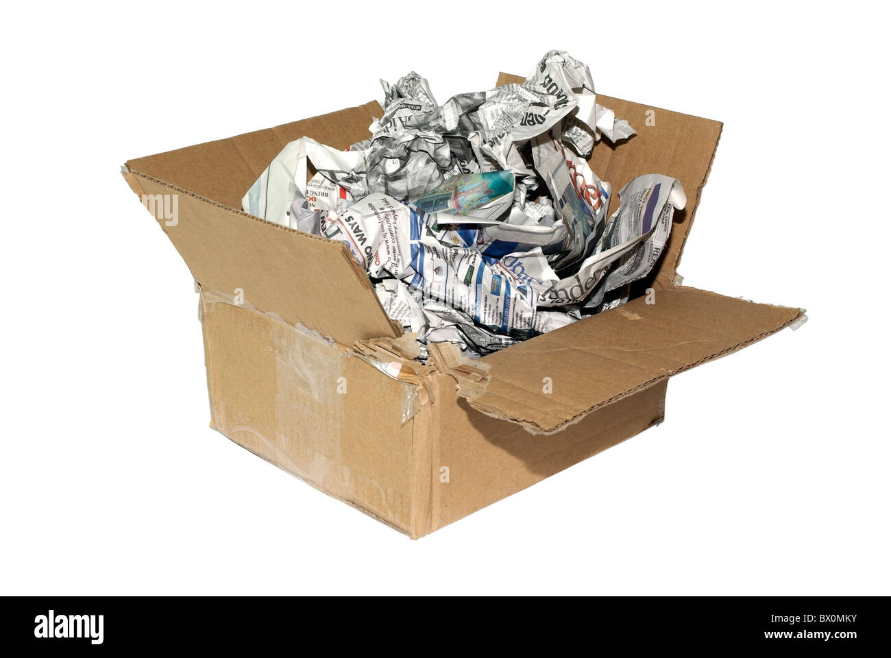 Billige Variante des Pakets für zerbrechliche Artikel. Karton mit Zeitungen isoliert auf weißem Hintergrund. Stockfoto