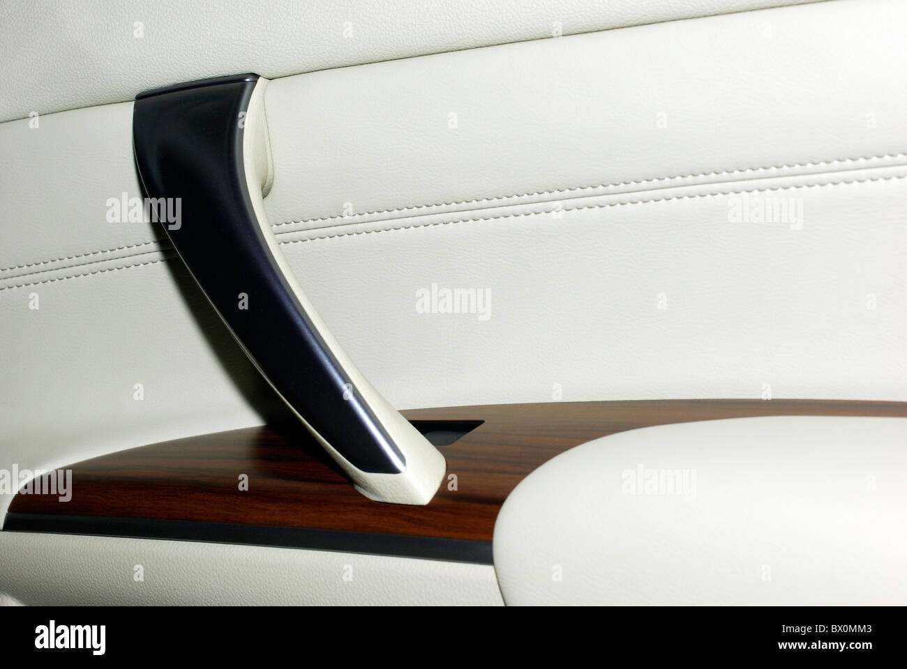 Innere des modernen Auto als Hintergrund. Hochwertige Leder Leder, Holz und Aluminium. Stockfoto