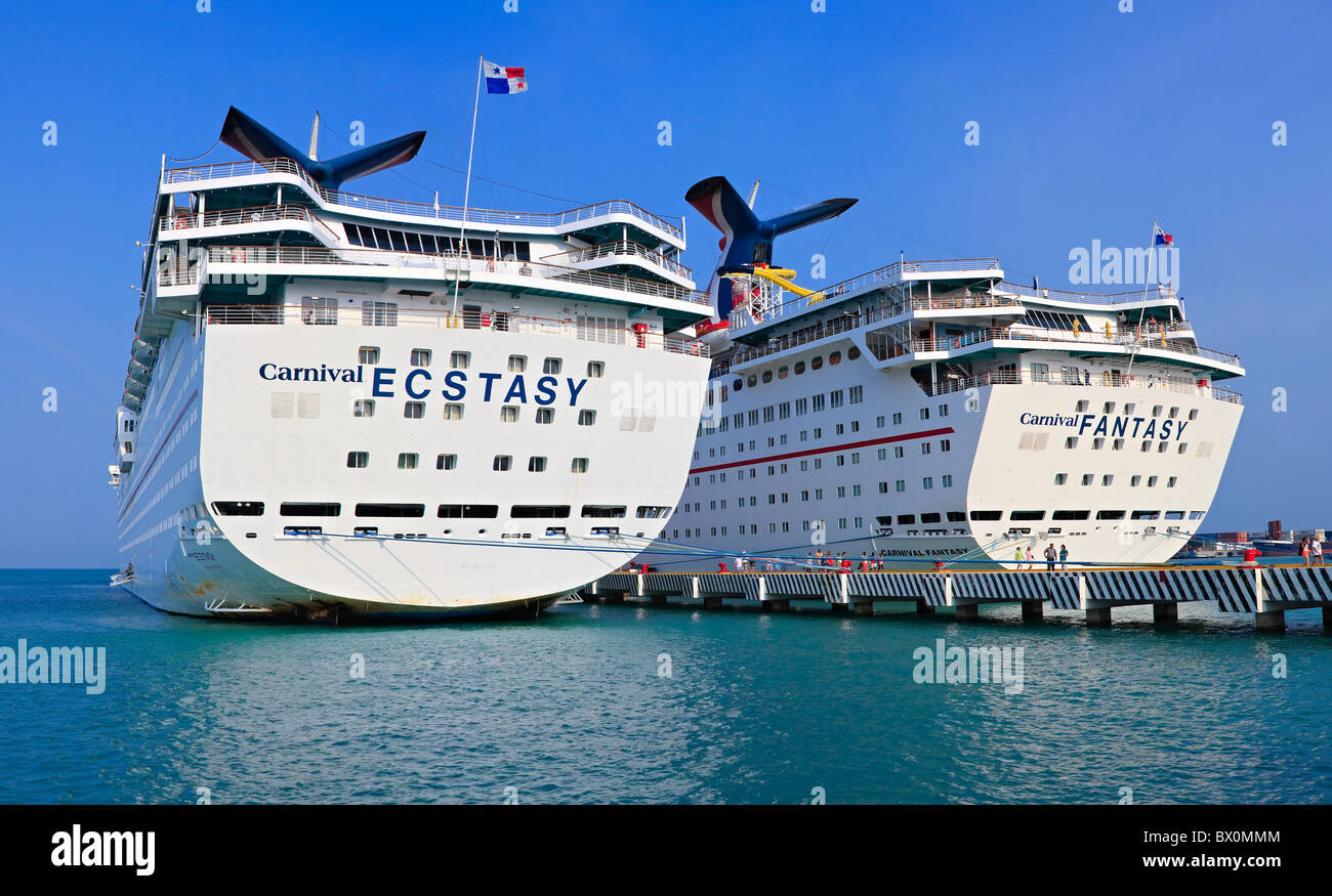 Carnival Ecstasy und Carnival Fantasy angedockt am Hafen Cozumel, Mexiko. Stockfoto