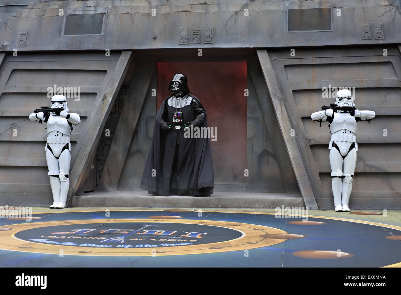Darth Vader und Sturmtruppen vor Bunker während Jedi Training Academy zeigen in Disney World, Florida. Stockfoto