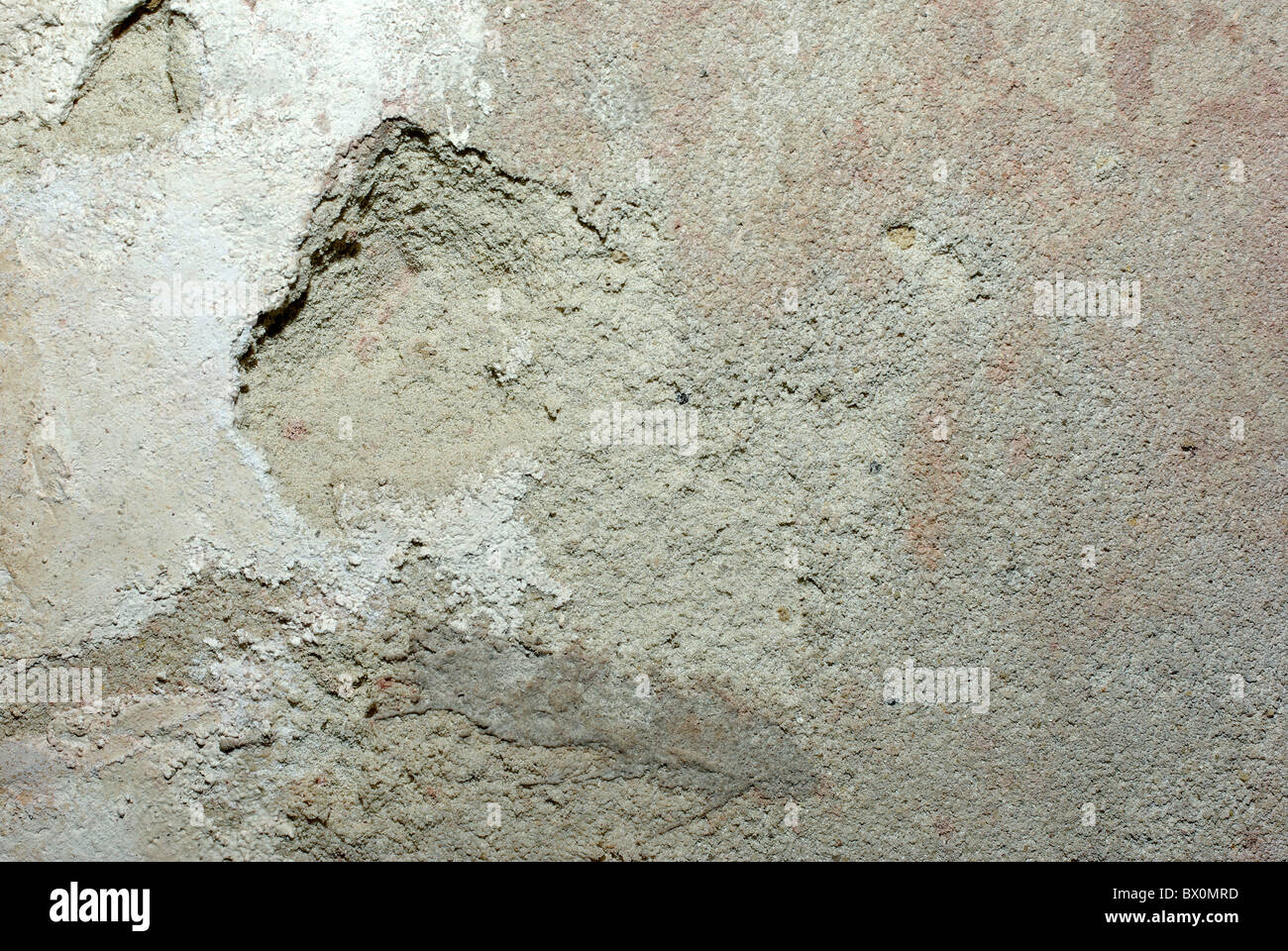 Alten Betonwand mit beschädigten Putz und Alabaster drauf. Abstract Grunge Hintergrund. Stockfoto