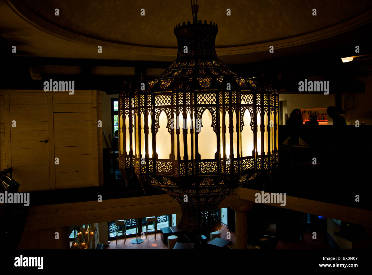 Riesige reich verzierten marokkanischen Stil Glas Kronleuchter Deckenleuchte  hängen in Atlantis Restaurant und Night Club Basel Schweiz Stockfotografie  - Alamy