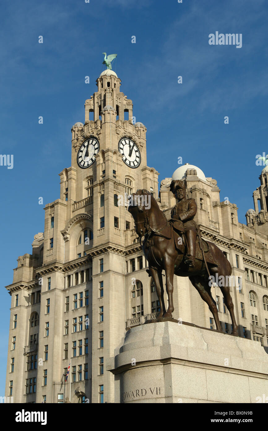 Das Royal Liver Building und die Statue von König Edward VII auf dem Pferderücken, Pier Head, Liverpool, Merseyside, England, Vereinigtes Königreich Stockfoto