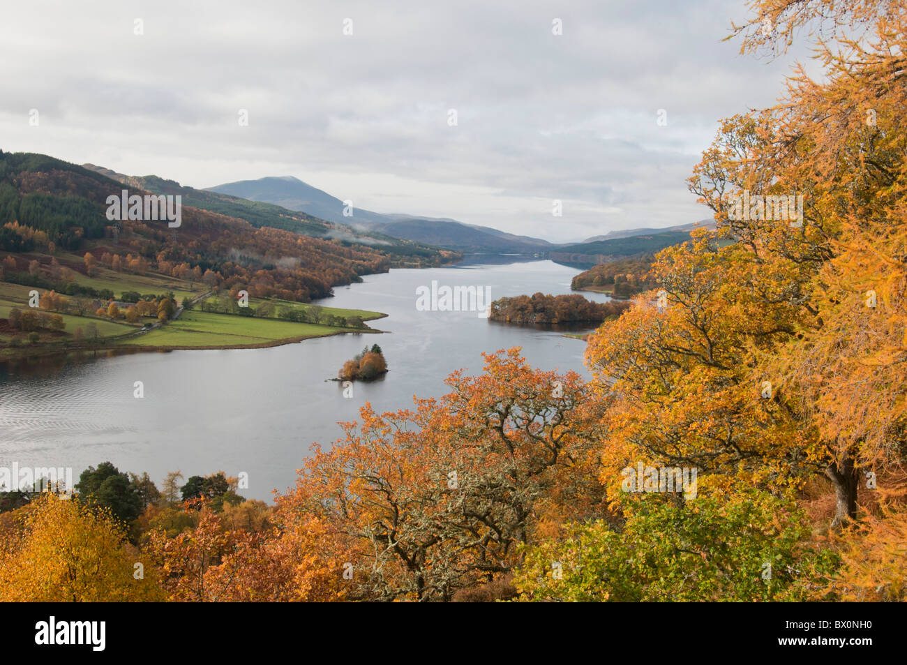 Panorama-Blick "Queens View" mit Blick auf Loch Tummel in Highland Perthshire. Schiehallion im Hintergrund. Stockfoto