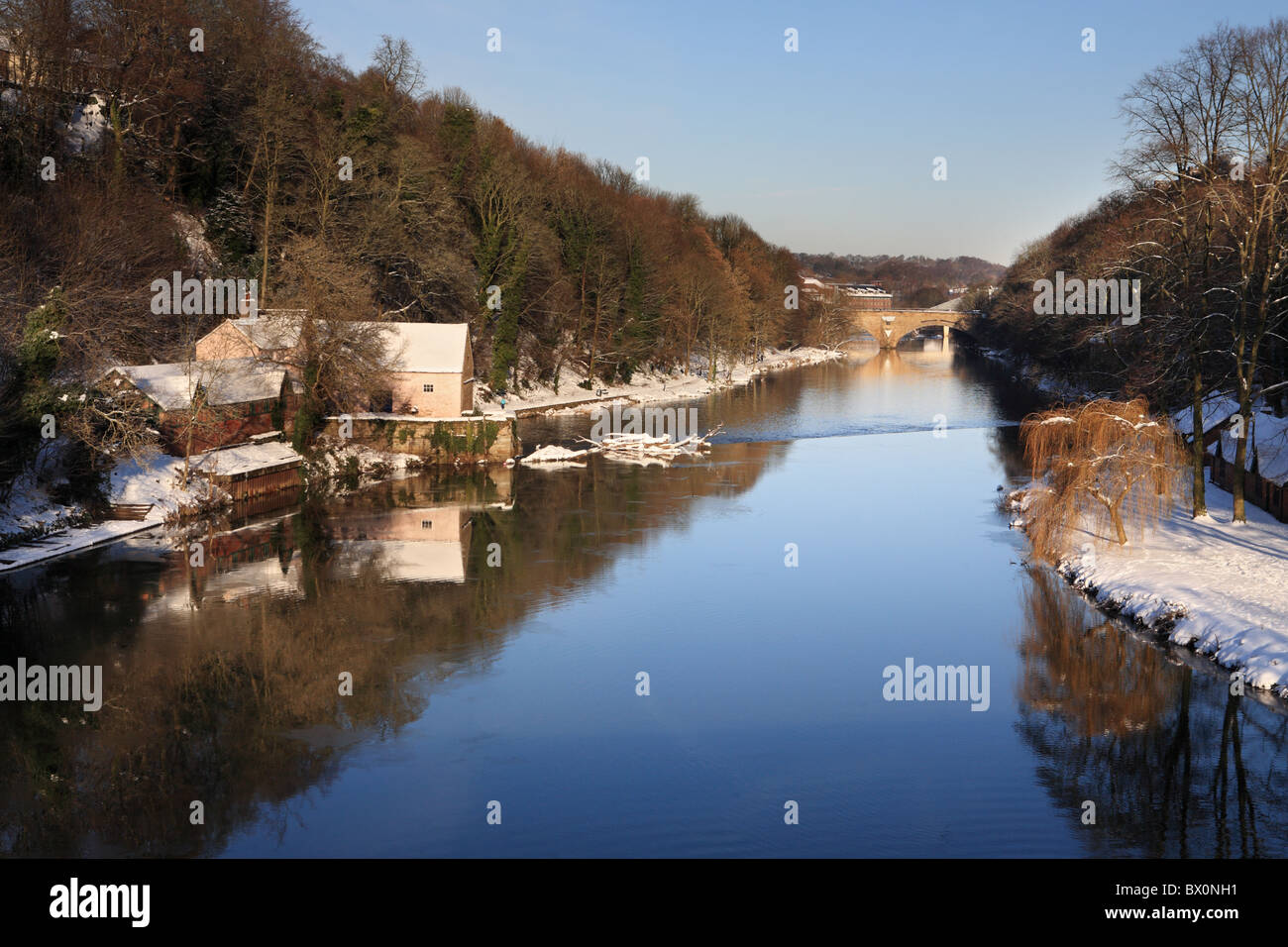 Die Mühle-Haus und Durham School Bootshaus gesehen spiegelt sich in den Fluss Wear, Durham City, England, UK Stockfoto