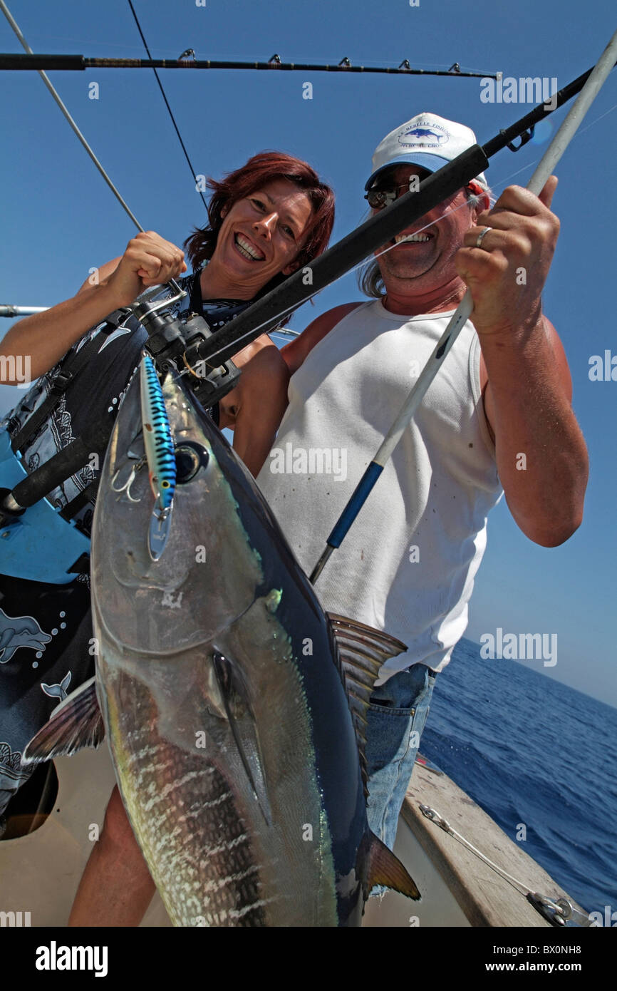 Mann und Frau zeigt sich eine große, frisch gefangenen Thunfisch, Frankreich. Stockfoto