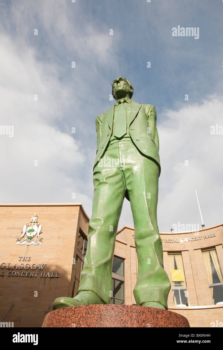 Statue des ersten Ministerpräsidenten Donald Dewar, Schottland. Vor Royal Concert Hall, Buchanan Street, Glasgow. Stockfoto