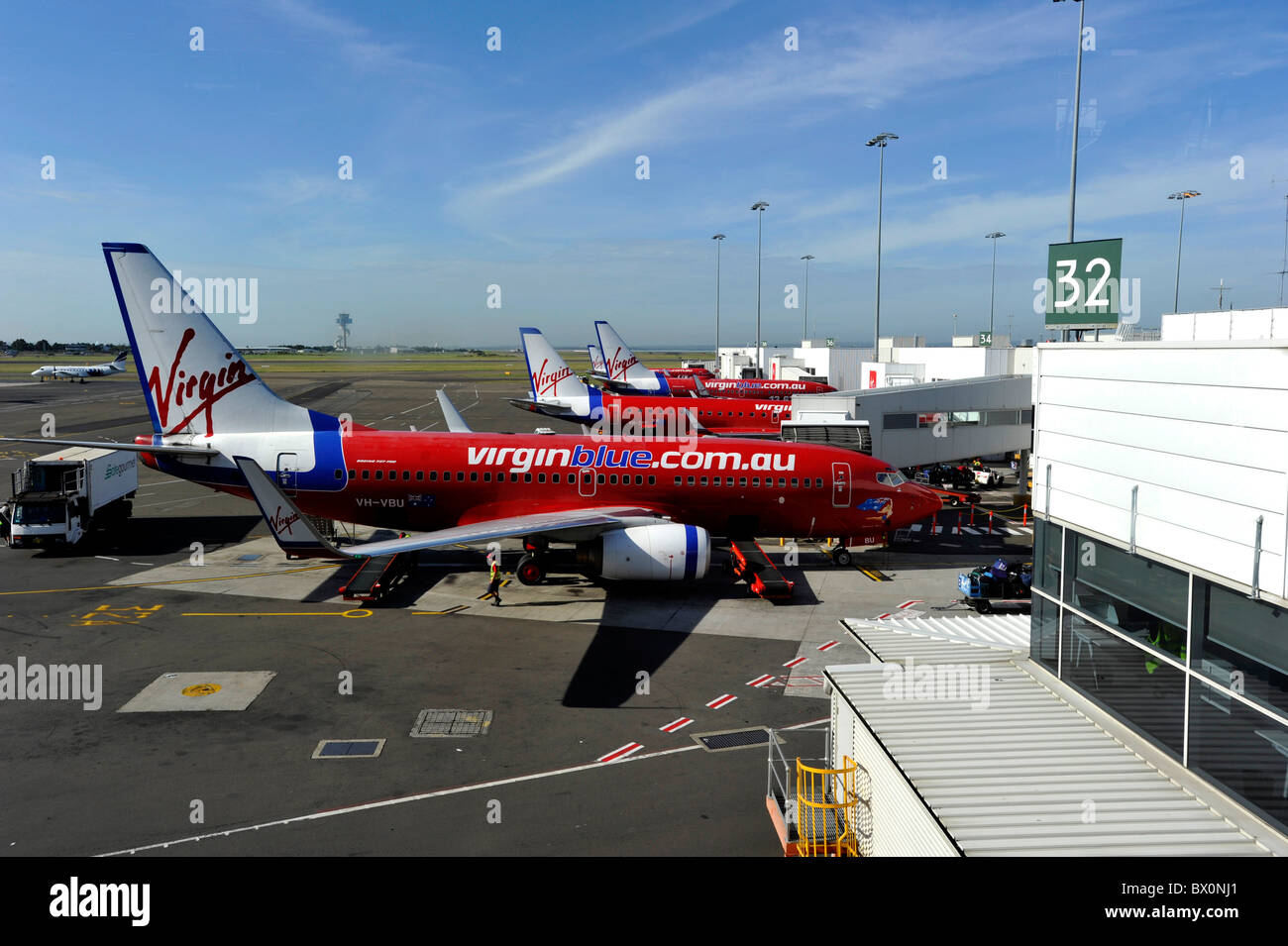 Sydney Flughafen Inlandsterminal und Jungfrau Flugzeuge Stockfoto