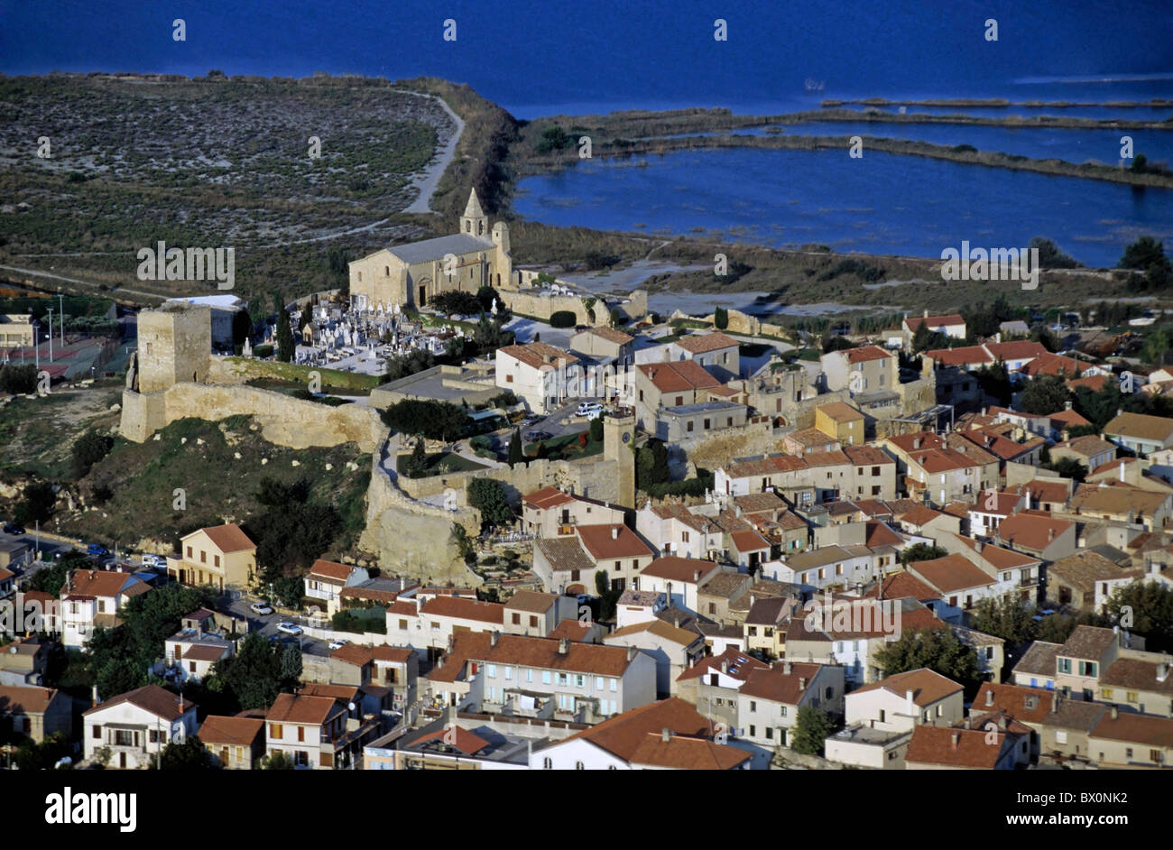 Dächer des Dorfes nahe dem Meer, Fos-Sur-Mer, Provence, Frankreich. Stockfoto
