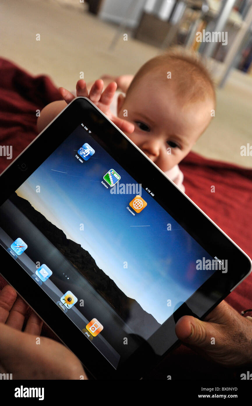 Baby mit dem Ipad Stockfoto