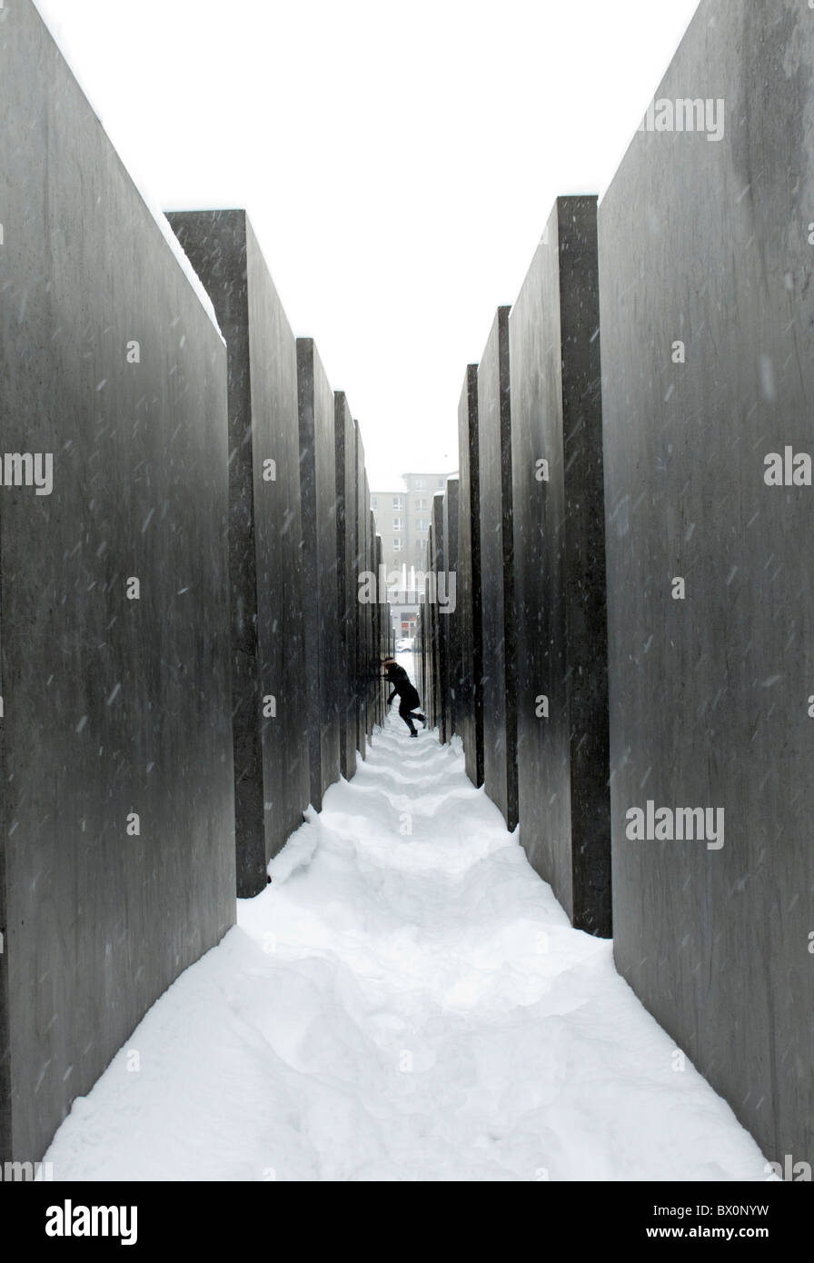 Blick auf das Holocaust-Mahnmal im Winter mit Schnee in Berlin, Deutschland Stockfoto