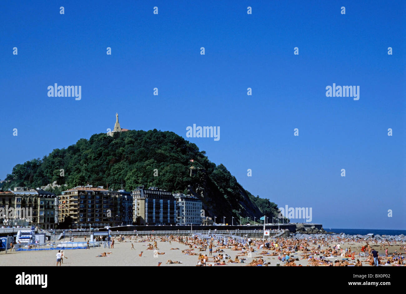 Überfüllter Strand mit Sonnenbaden im Sommer, Donostia Beach, Spanien. Stockfoto