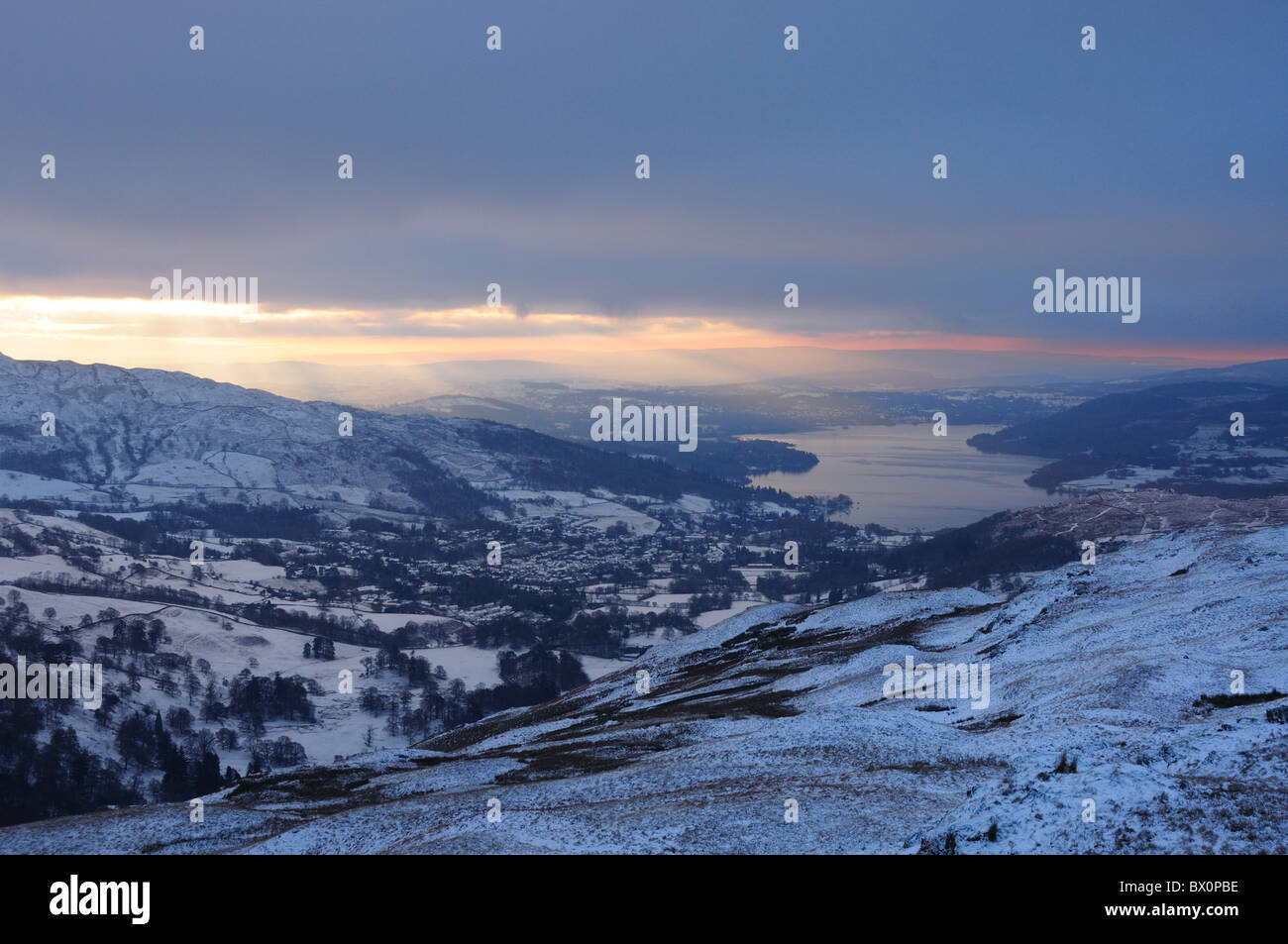 Sonnenstrahl über Lake Windermere im Winter im englischen Lake District Stockfoto