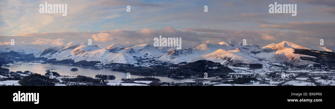 Winterpanorama des Derwent Fells und Derwent Water im englischen Lake District Stockfoto