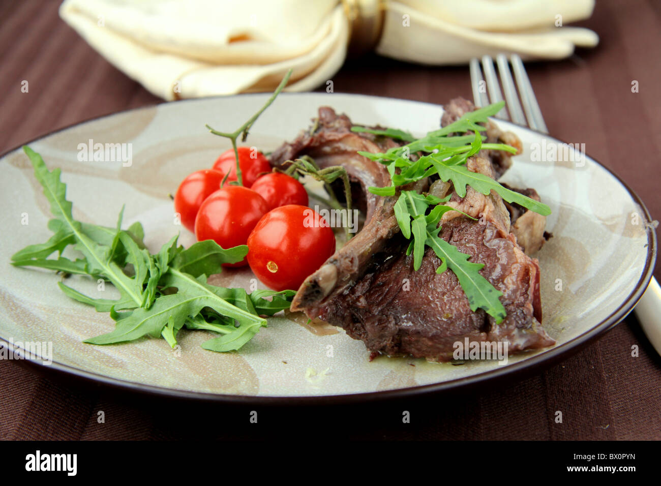 Vorbereitete Fleisch gegrillt mit Gemüse auf Teller Stockfoto