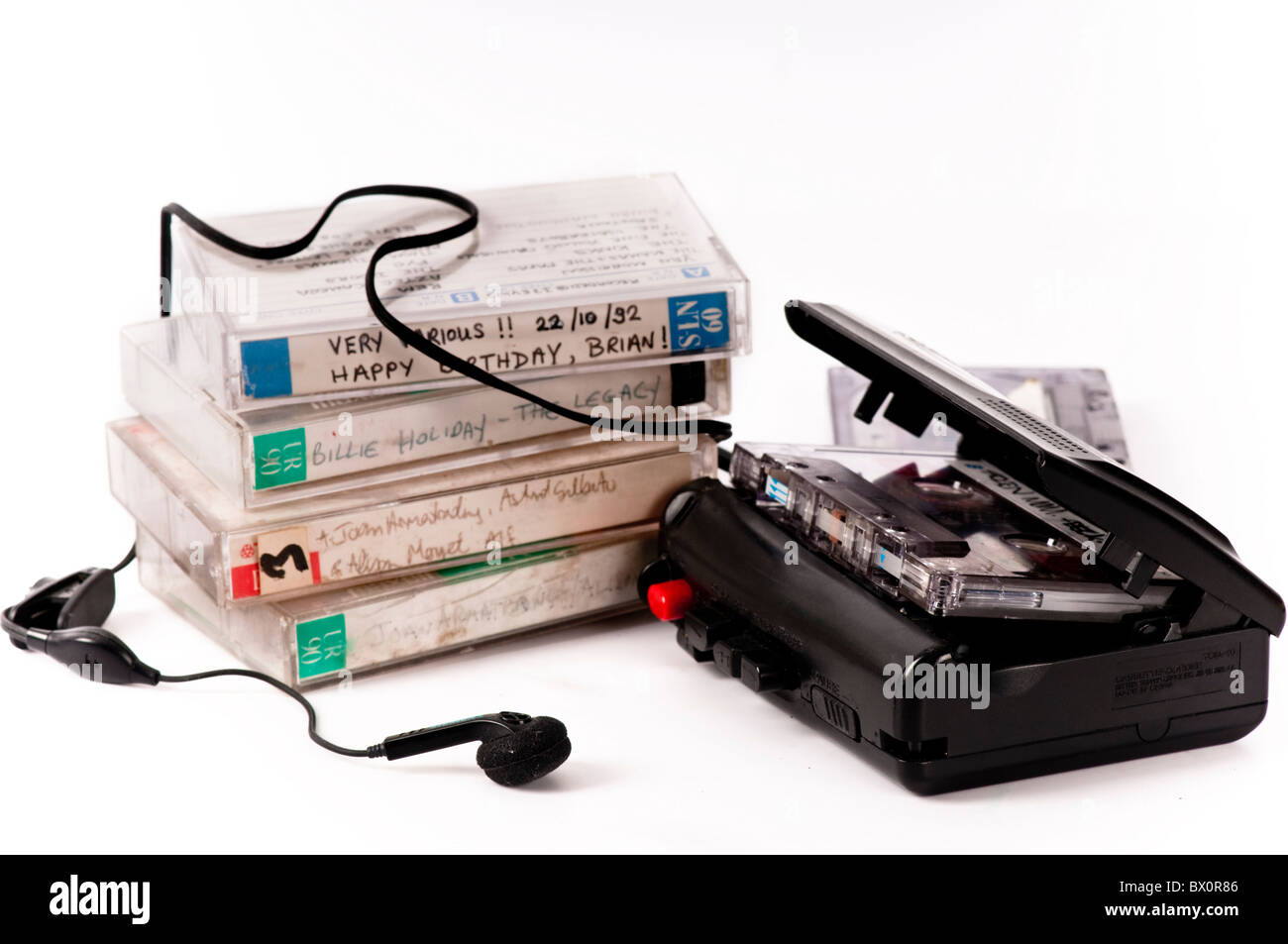 Veraltete tragbare Kassetten-Musik-Player mit alten Hause aufgenommene Zusammenstellung Bänder. Ab jetzt nicht mehr hergestellt. Auf weiß. Stockfoto