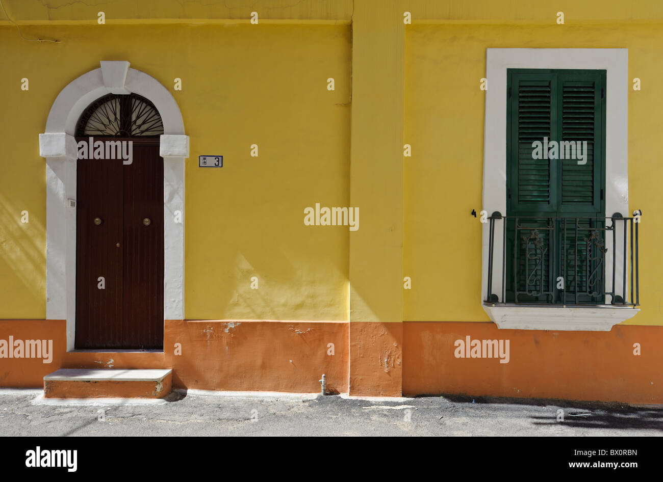 Haus mit gelben Fassade in der Altstadt von Gallipoli, Apulien, Italien Stockfoto