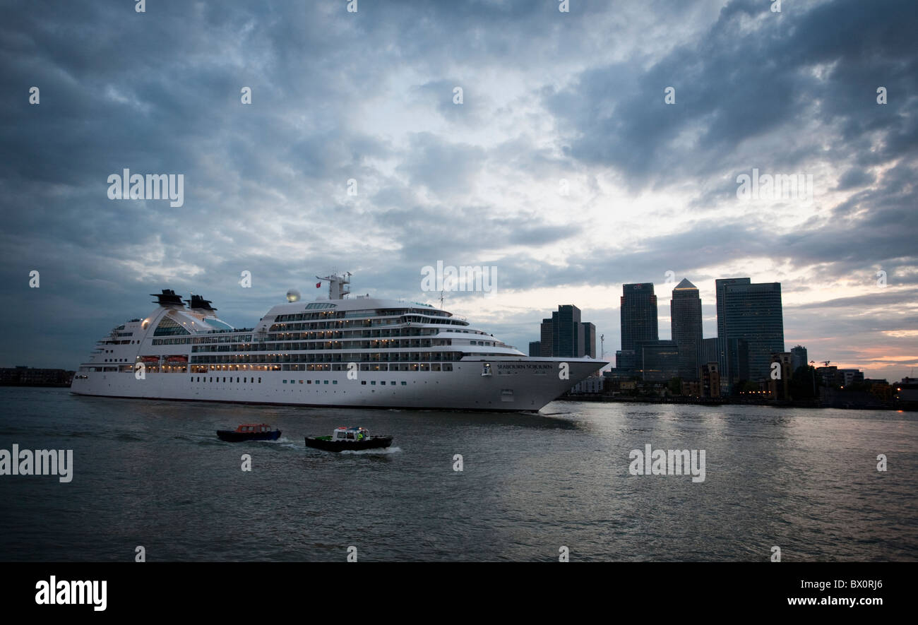 Die 32.000 Tonnen Cruise Liner Seabourn Sojorn übergibt Londoner Docklands auf dem Weg nach unten die Themse kurz nach seiner Markteinführung. Stockfoto