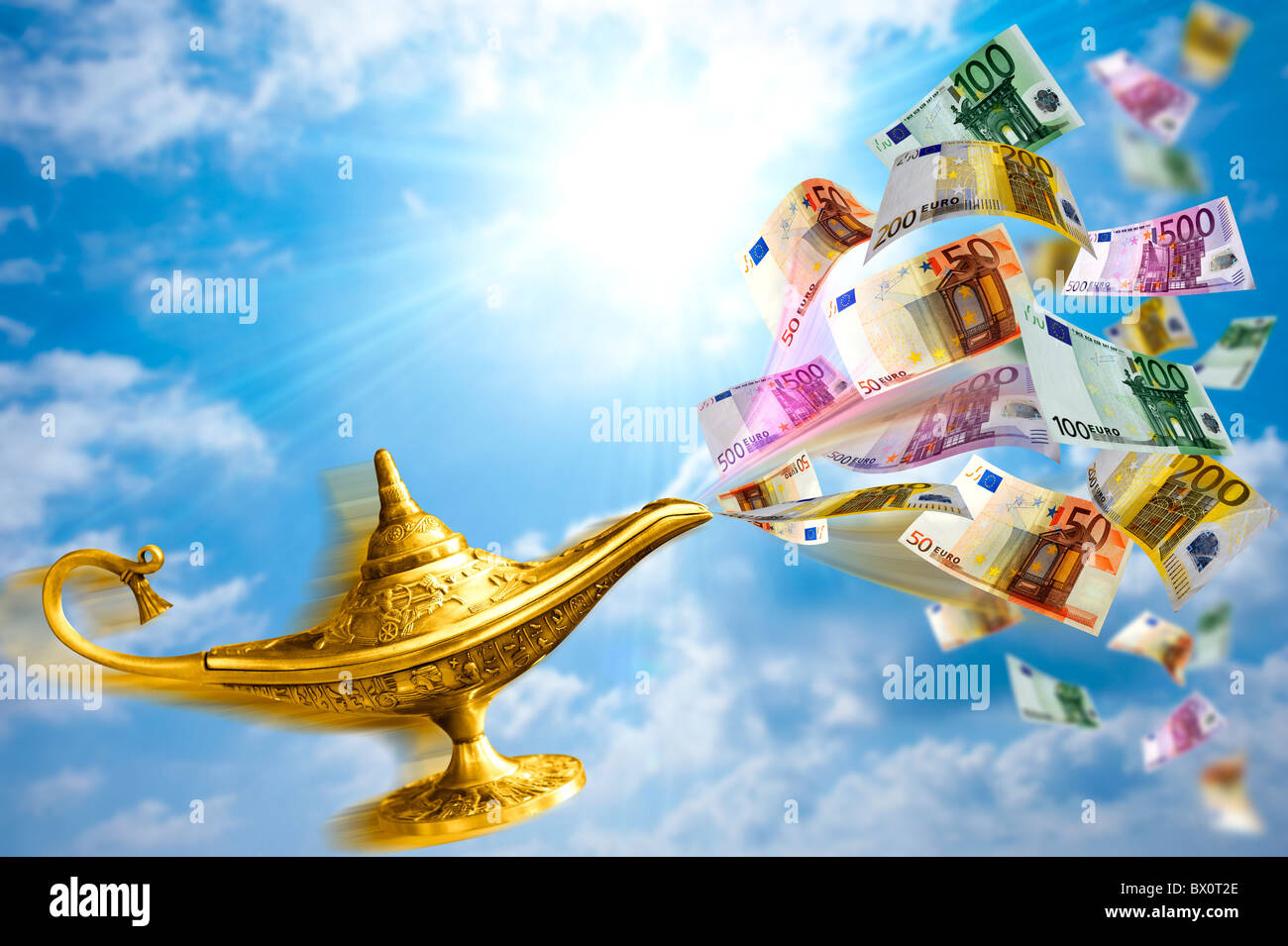 Golden Aladdin Lampe mit Geld verlangen Stockfoto