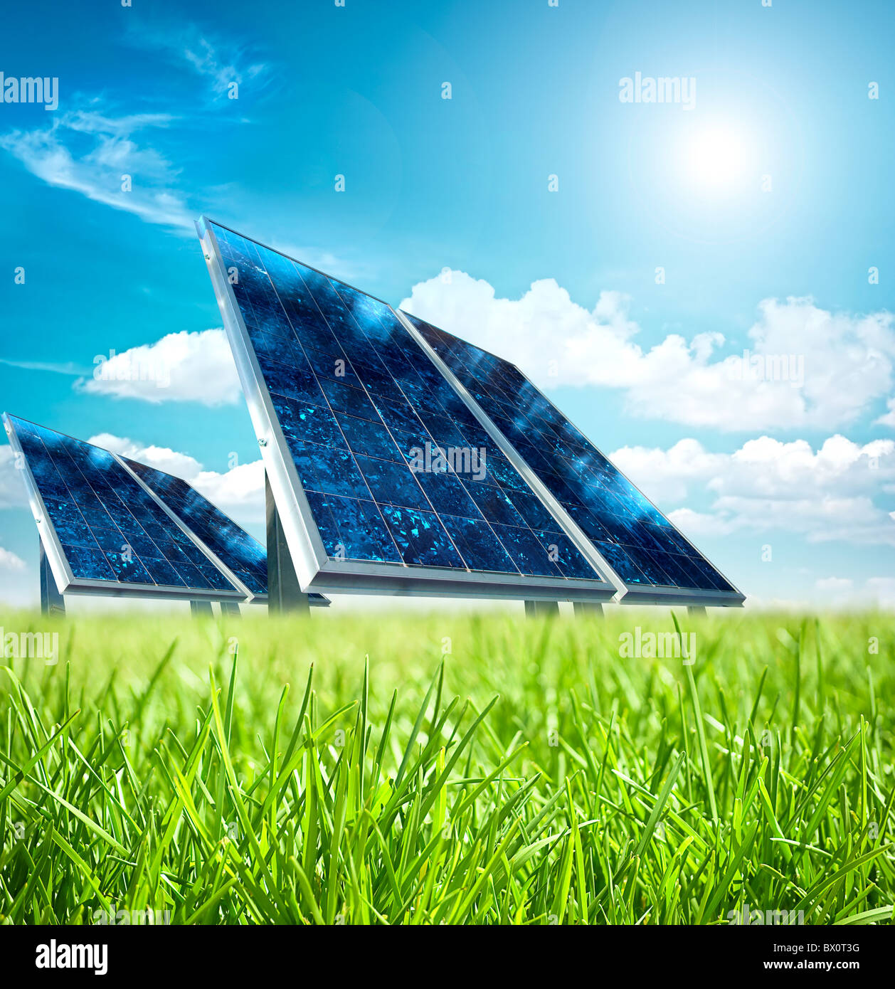 Solar-Panel im grünen Stockfoto