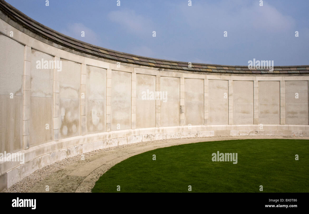 Eine gebogene Denkmal Wand im ersten Weltkrieg gefallenen Soldaten Stockfoto