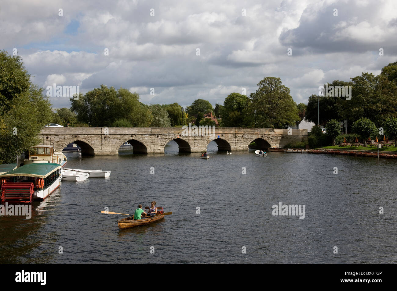 Bootfahren auf dem Fluß Avon in der Nähe der Brücke Clopton, Stratford on Avon Stockfoto
