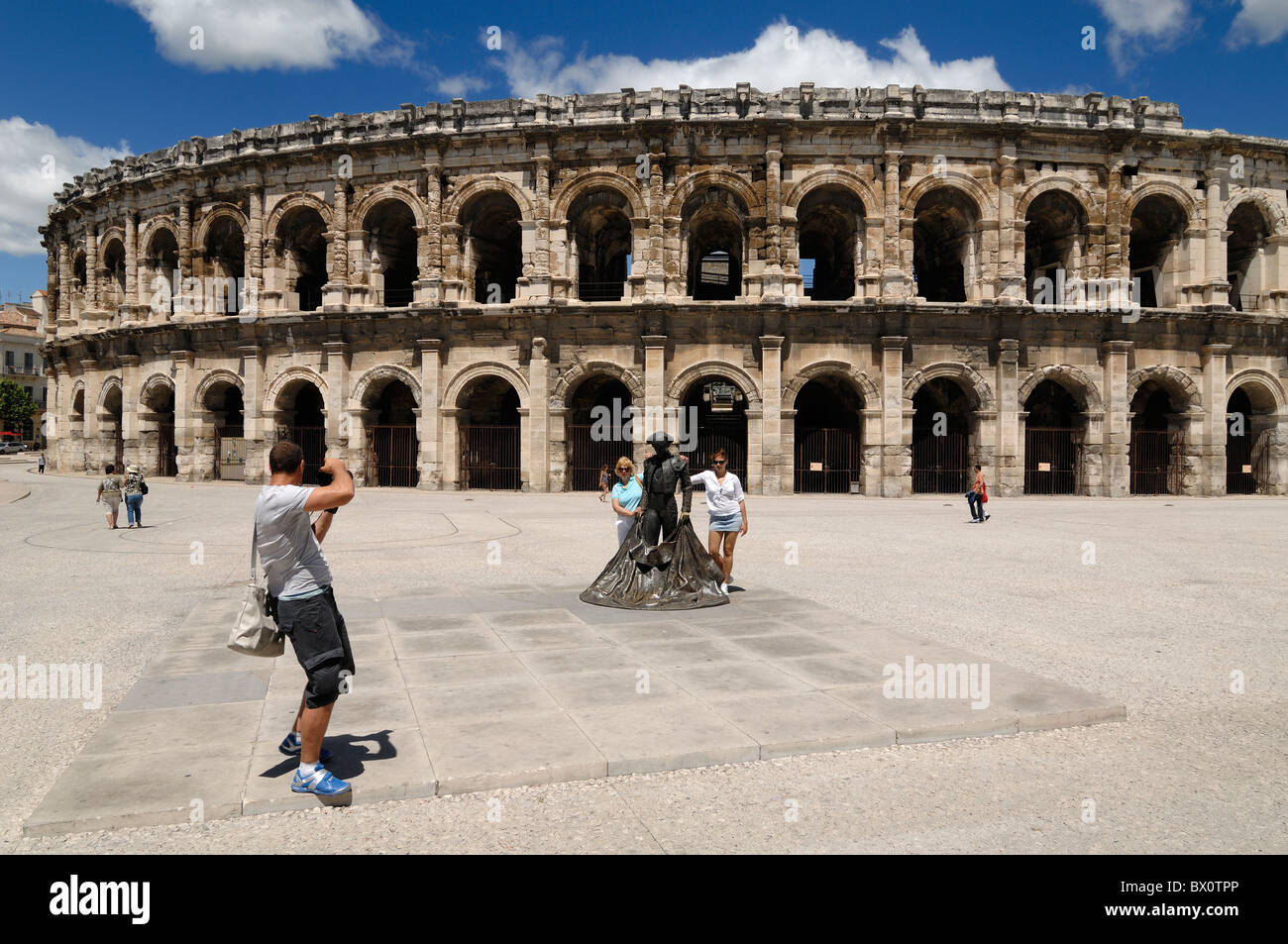Touristen fotografieren vor dem Roman Amphitheatre, Aromaten oder Arena, Nimes, Languedoc-Roussillon, Frankreich Stockfoto