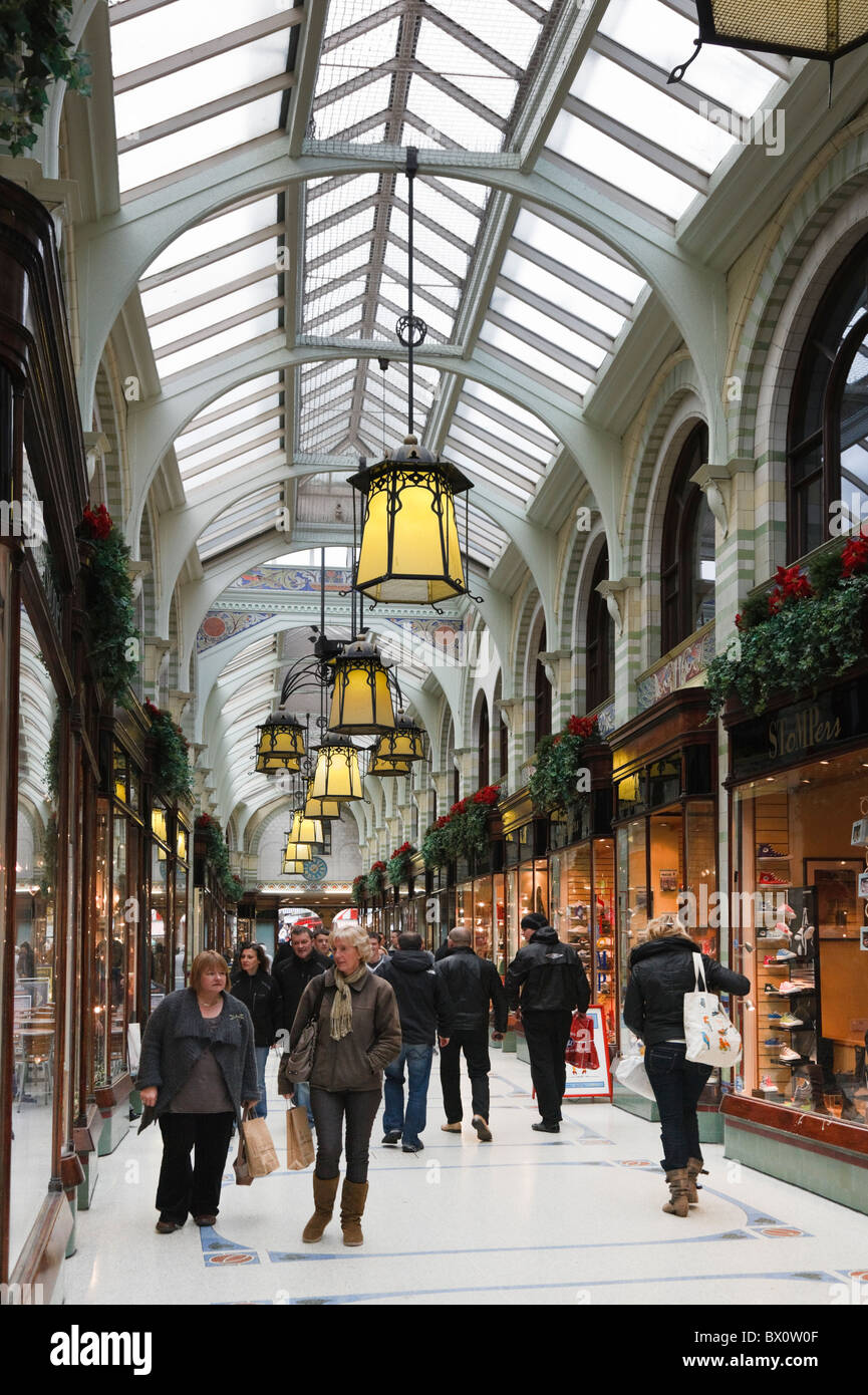 Royal Arcade, Norwich, Norfolk, England, Vereinigtes Königreich. Shopper im Glas abgedeckt viktorianischen Fußgängerzone mit traditionellen kleinen Geschäften einkaufen Stockfoto