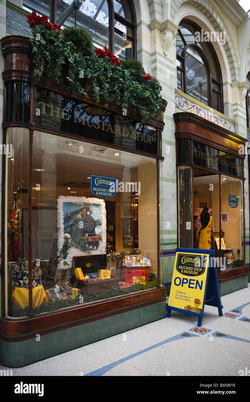 Colemans Senf Shop und Museum Fenster. Royal Arcade, Norwich, Norfolk, England, UK, Großbritannien Stockfoto