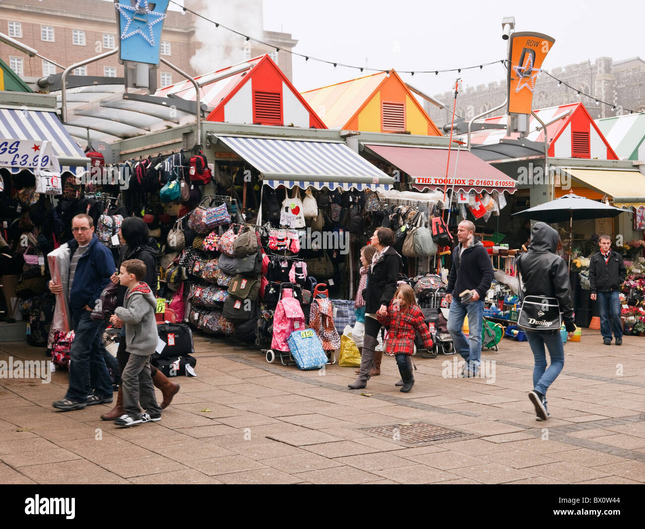 Norwich, Norfolk, England, Vereinigtes Königreich, Europa. Shopper einkaufen auf dem anstrengenden Outdoor-Markt Stockfoto