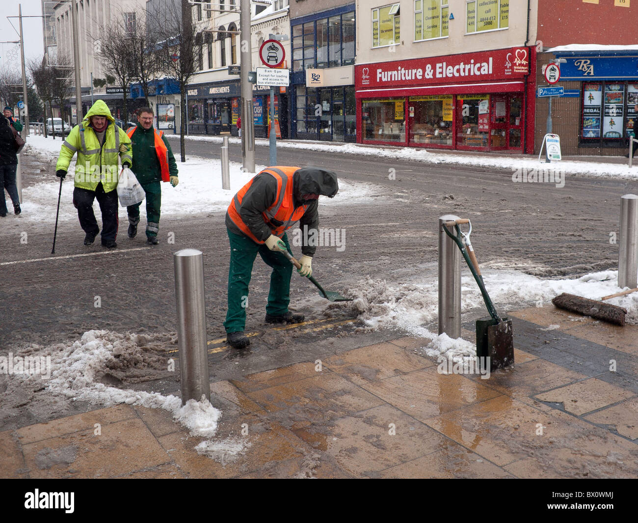 Des Rates Arbeiter Schneeräumung von der Fahrbahn in Middlesbrough, England Stockfoto