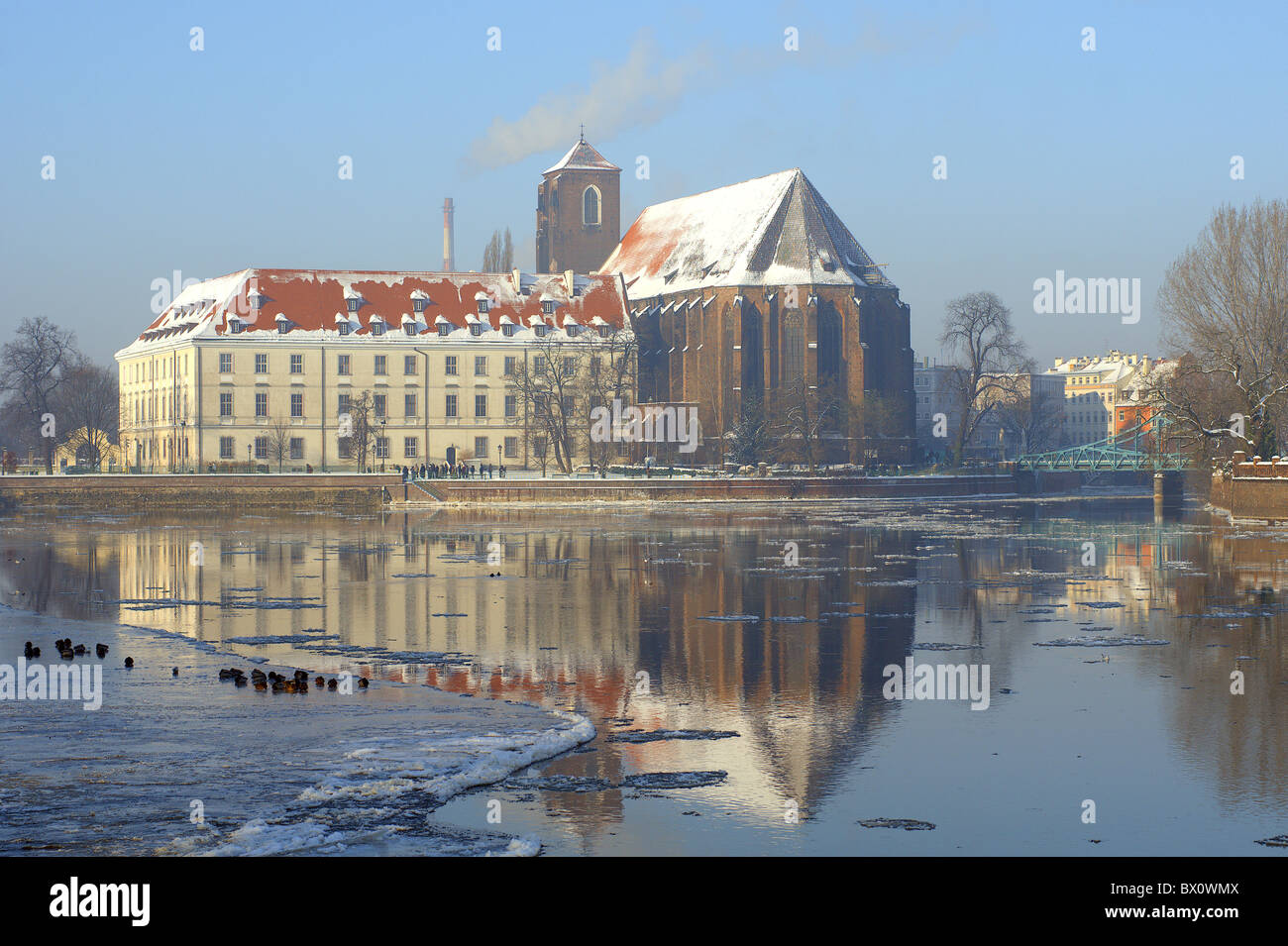 Breslau Odra River und Heilige Maria-Kirche in einem sonnigen Wintermorgen Stockfoto