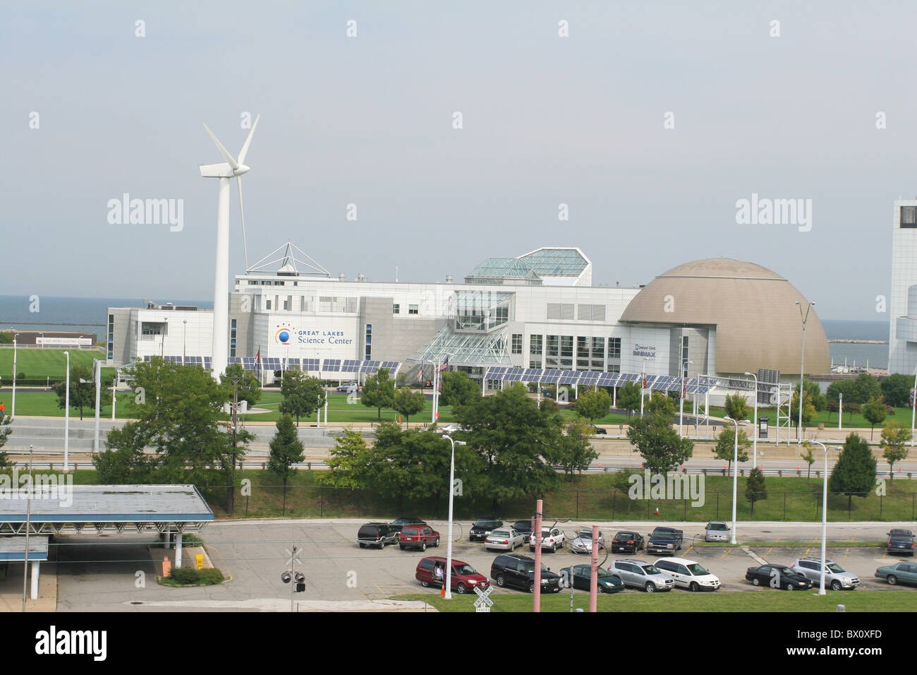Great Lakes Science Center. Cleveland, Ohio, USA. Windmühle sichtbar. Stockfoto