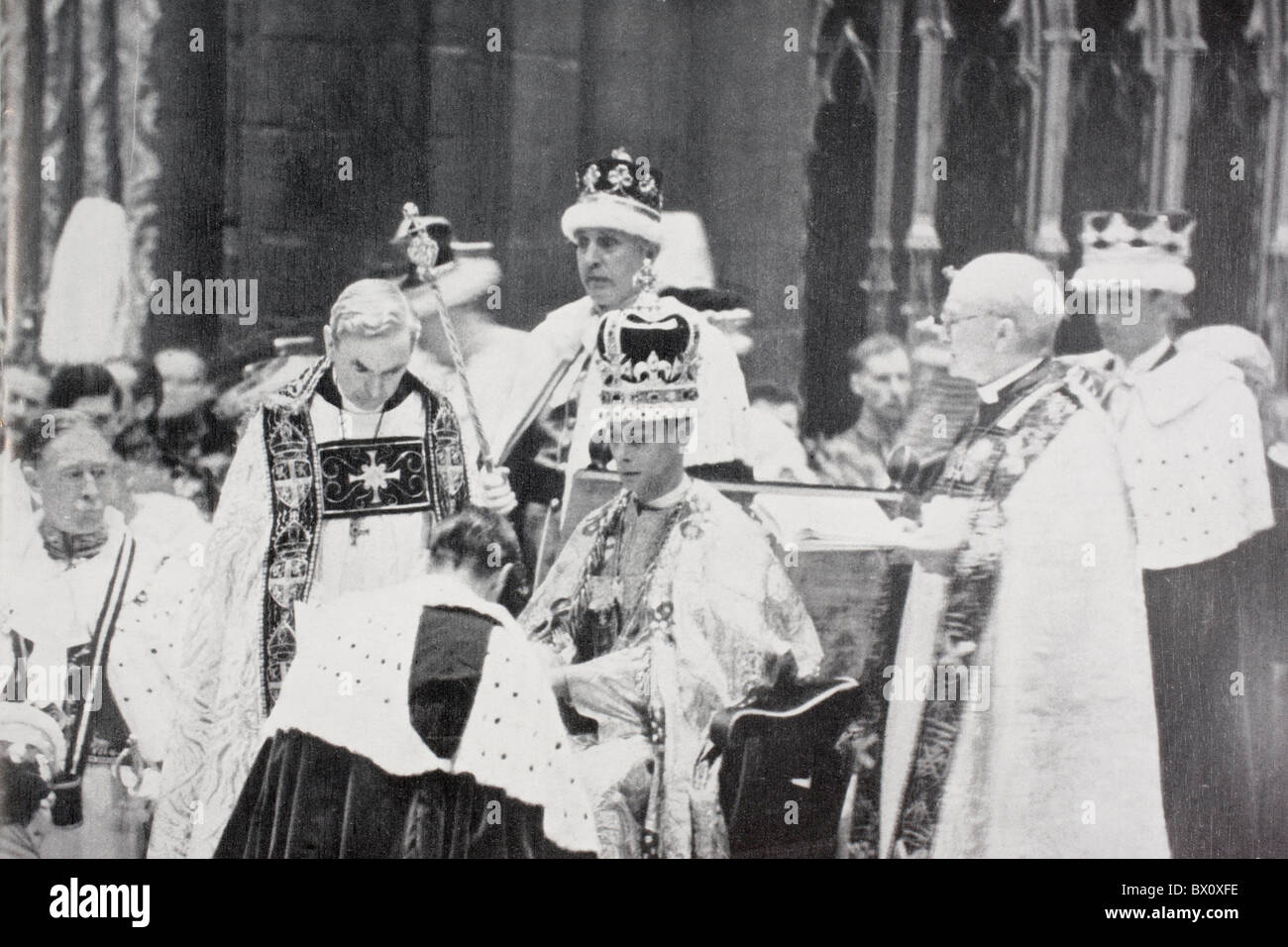 König George VI empfängt die Huldigung der Prinzen und Kollegen nach seiner Krönung im Jahre 1937. Stockfoto