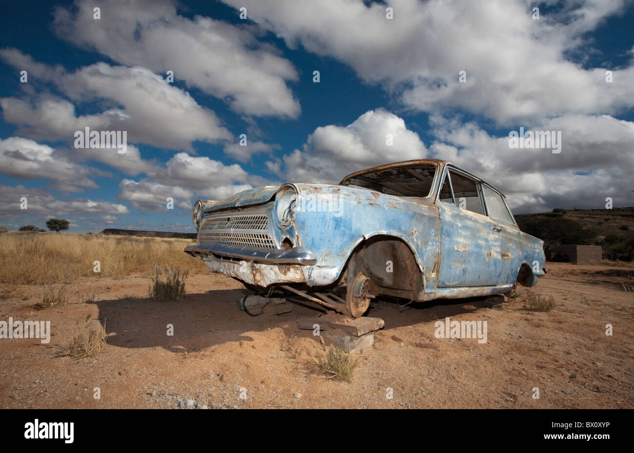 Altes Auto auf Blöcke in der Wüste, Namibia. Stockfoto