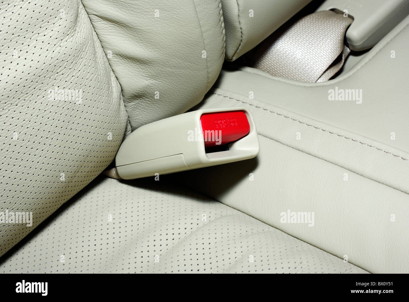 Sicherheitsgurt Kunststoff Mechanismus mit rotem Druckknopf. Teure Leder. Innenraum des modernen japanischen Autos. Stockfoto